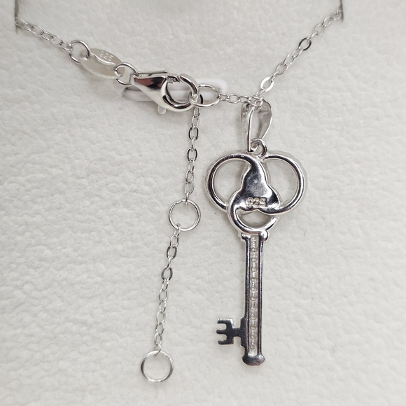 💎 Dazzling Silver Key Moissanite Necklace. S925 SILVER - Picture 3 of 4